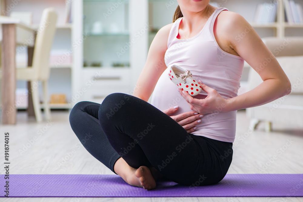Naklejka premium Pregnant woman exercising in anticipation of child birth