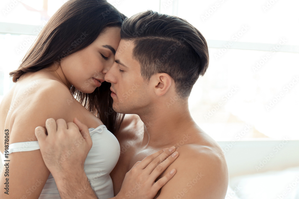 Sexy young lovers being intimate in bed foto de Stock | Adobe Stock