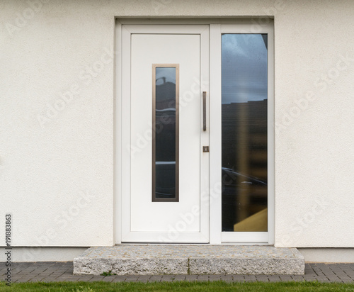 Moderne weiße Haustür eines Hauses