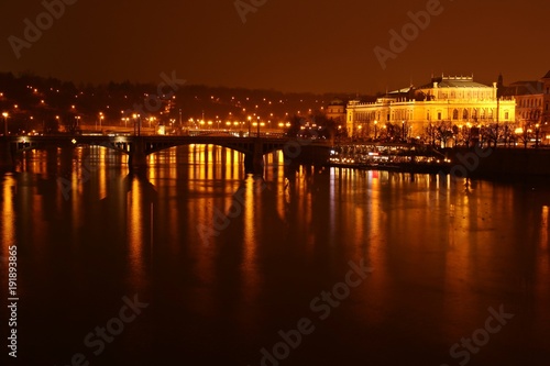 Blick über die Moldau auf das Rudolfinum in Prag © alexbuess