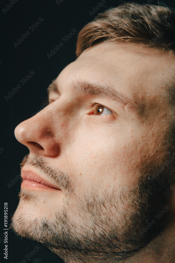 Obraz premium Man in headphones and black shirt on a black background