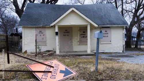 Fotografie Old Boarded Up Condemned House