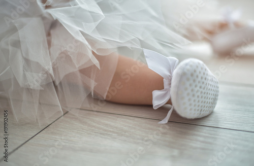 детские ножки в балетках и балетной пачке на полу