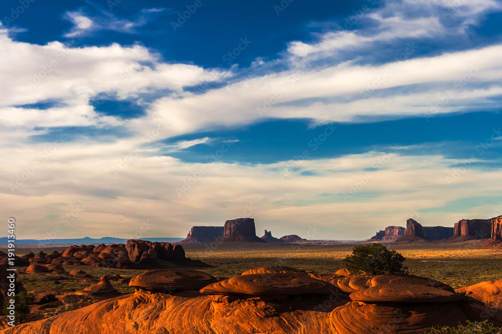 Φωτογραφία The Mystery Valley in the Monument Valley Navajo Tribal Park before sunset, Arizona