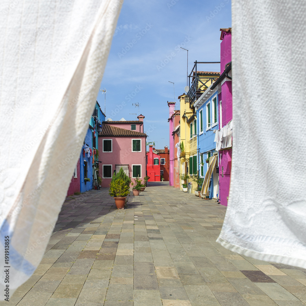 Φωτογραφία glimpse of the island of Burano in Venice with its characteristic colored houses