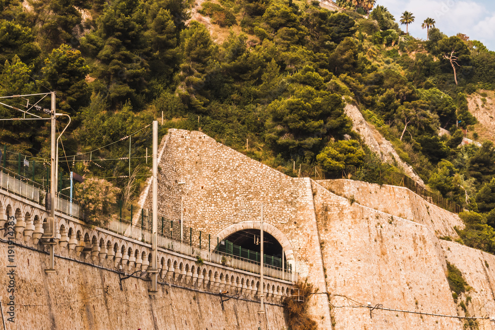 Φωτογραφία Villefranche-sur-mer train station tunnel on the hill with trees, France