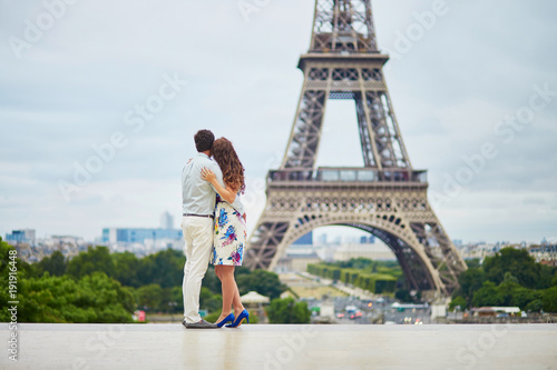 Couple together in Paris kissing near the Eiffel tower © Ekaterina Pokrovsky