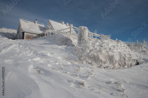 Bieszczady. Schronisko Chatka Puchatka na Połoninie Wetlińskiej zimą © Agnieszka Rodowicz