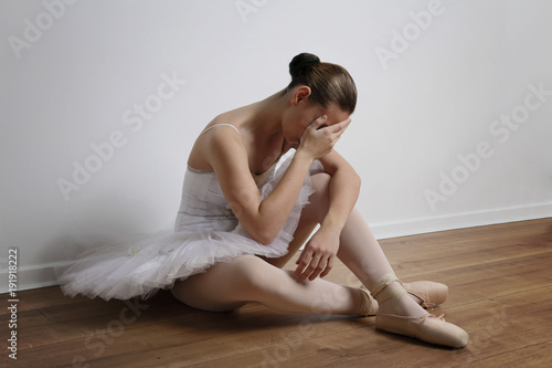 Fototapeta jeune danseuse classique en tutu épuisée pleurant