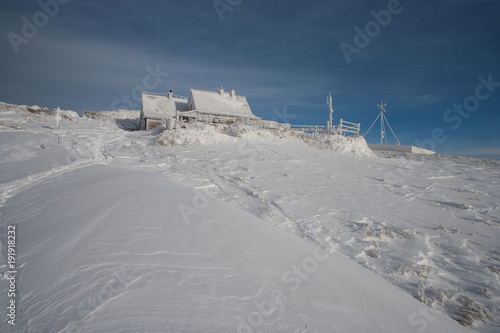 Bieszczady. Schronisko Chatka Puchatka na Po  oninie Wetli  skiej zim  