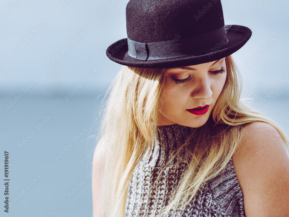 Woman wearing fedora and jumper outdoor Woman wearing fedora and jumper outdoor