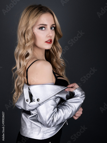 Belle femme blonde isolé sur fond noire