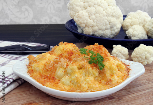 Φωτογραφία Baked Cauliflower in a creamy cheddar cheese sauce.