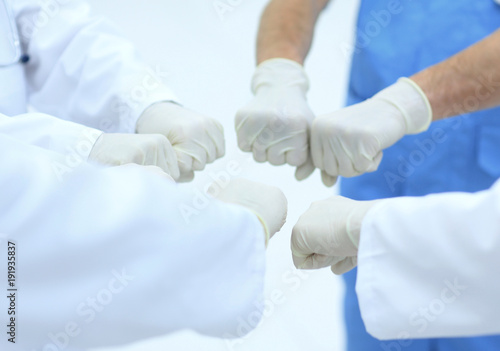 Doctors and nurses coordinate hands. © ASDF