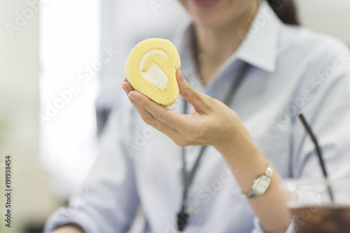 ケーキを食べるビジネスウーマン