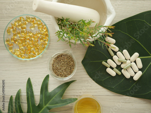 Foto alternative herb medicine. herbal on white background.