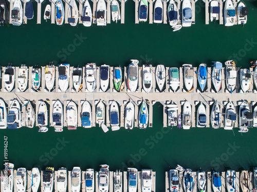 Foto Cinematic aerial view over the harbor with luxury boats and yachts below