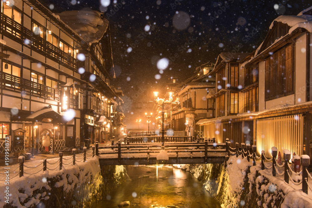 雪の降る銀山温泉の街並み