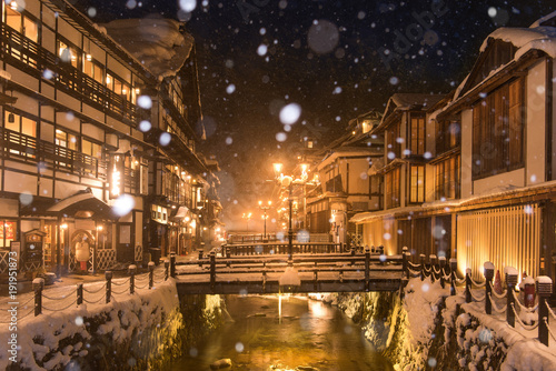 雪の降る銀山温泉の街並み