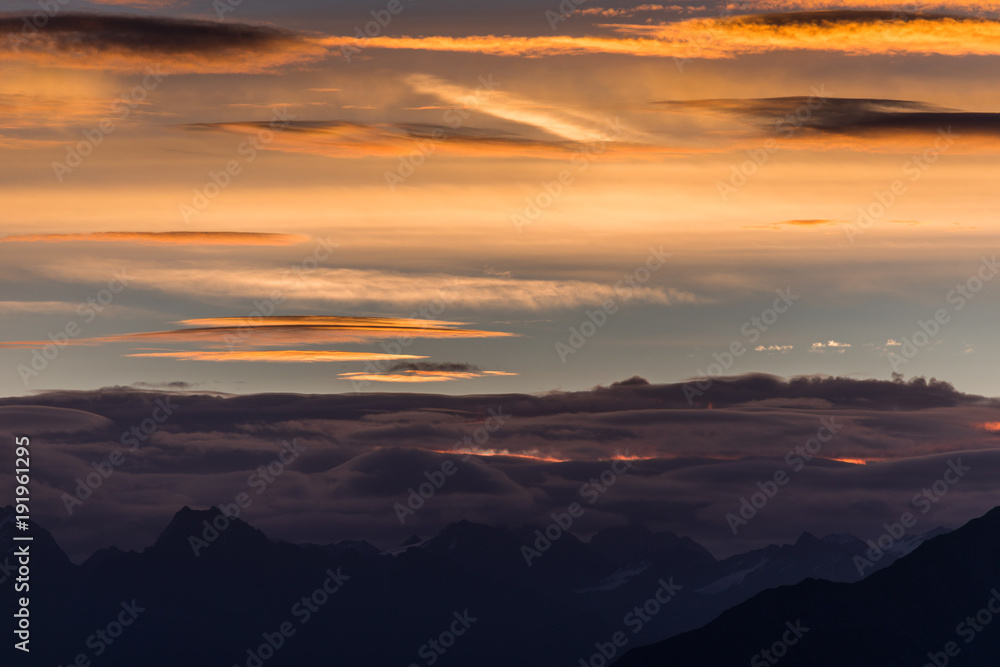 Sonnenaufgang im herbstlichen Wallis