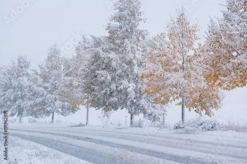 Schneeglatte Straßen im Herbst © dk-fotowelt