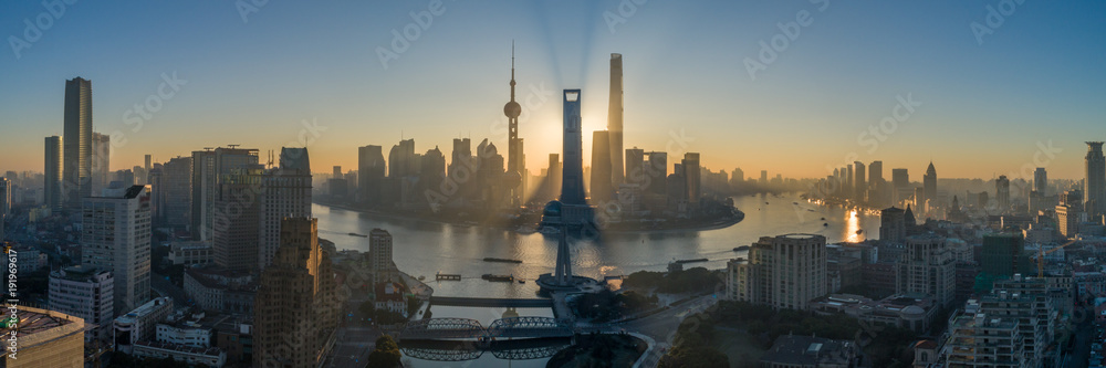Naklejka premium Szanghaj Skyline i rzeka Huangpu o wschodzie słońca. Dystrykt Lujiazui. Panoramiczny widok z lotu ptaka.