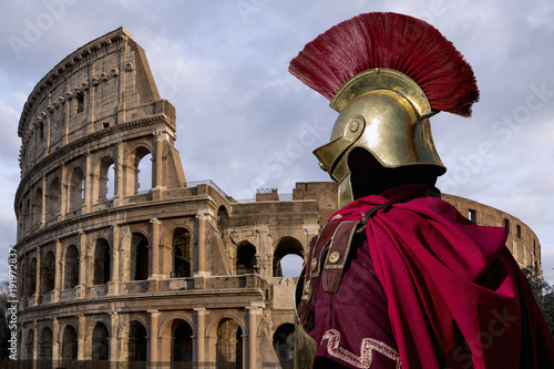 Fotografia Old Roman soldier, in front of the Colosseum in Rome