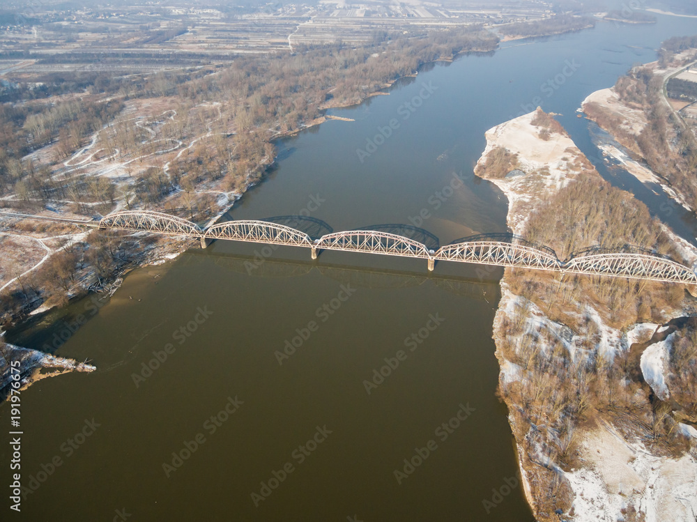 Widok z lotu ptaka na most kolejowy przez Wisłę w okolicach Góry Kalwarii - obrazy, fototapety, plakaty 
