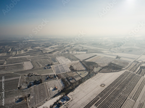 Widoku z lotu ptaka na zimowe sady owocowe w okolicach Czerska i Góry Kalwarii