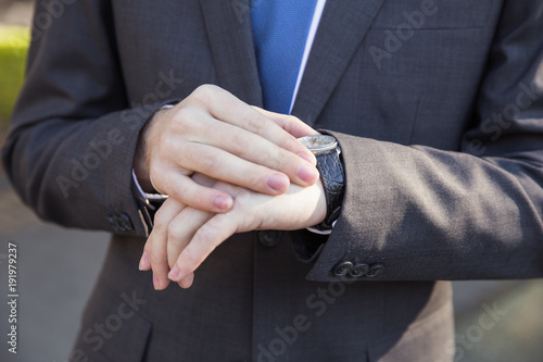 Canvas Print Man in business suit looking at his watch