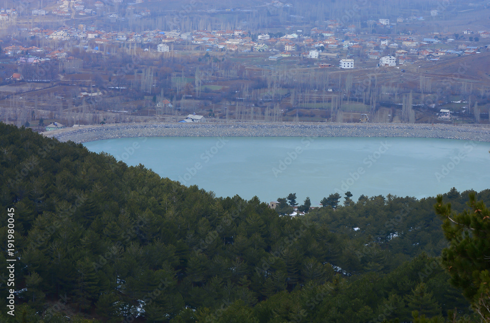 Fototapeta premium Ormanın İçindeki Güzel Köy