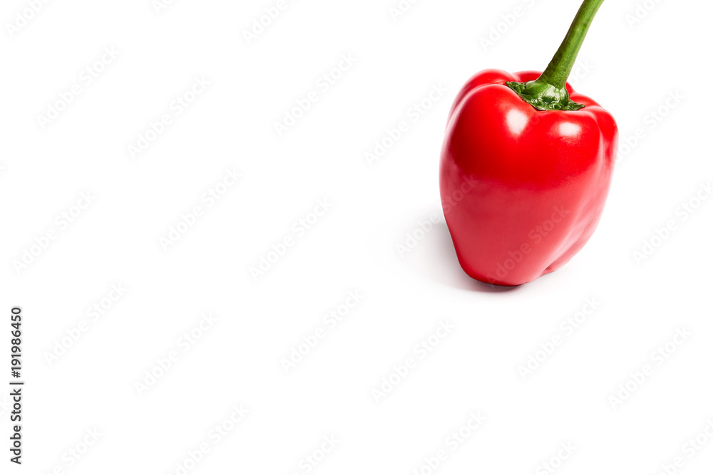 Peperone rosso su sfondo bianco Peperone rosso su sfondo bianco