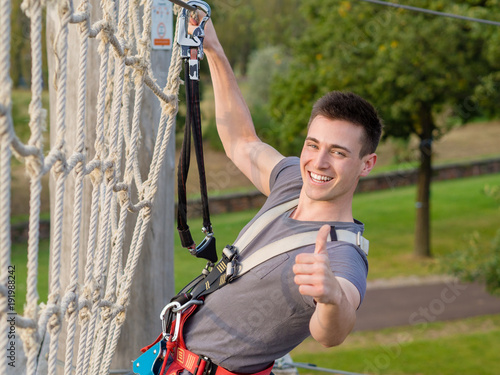 Daumen hoch für klettern im Kletterpark