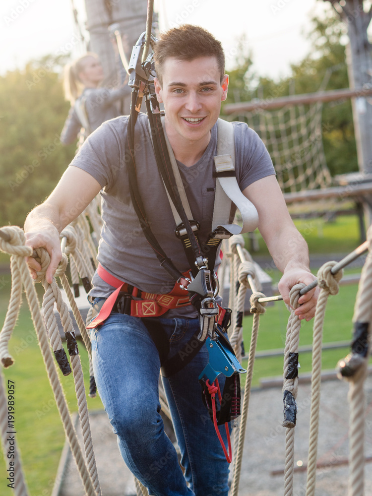 Obraz premium Spaß im Kletterpark