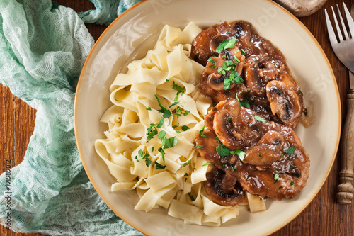 Obraz na plátne Delicious chicken marsala served with fettucine pasta