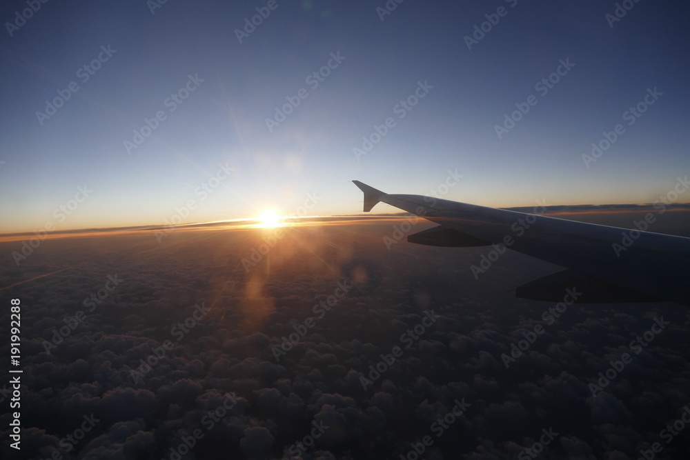 Coucher de soleil vu d'avion : au dessus des nuages horizontal Coucher de soleil vu d'avion : au dessus des nuages horizontal