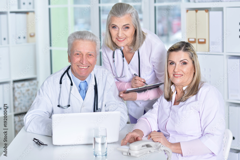 doctors discussing something doctors discussing something