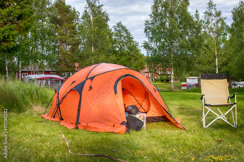 oranges Zelt auf einem Campingplatz photo