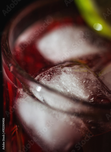 Drink z lodem i limonką na czarnym tle