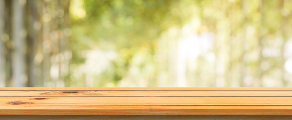 Wandcirkels Lente Houten tafel met wazig bosdecor  © tirachard