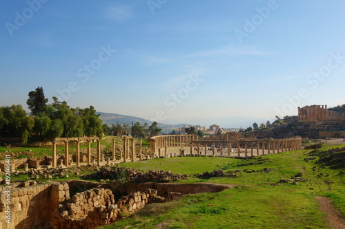 The Oval Forum in Jerash, an unusual wide, asymmetrical plaza at the beginning of the Cardo built in the 1st century AD, Jordan, Middle East