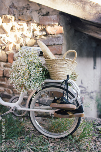 vélo d'enfant avec panier baguette et fleurs photo