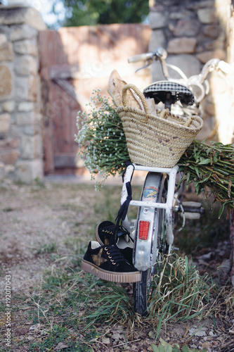 vélo enfant avec panier fleurs et baskets en été