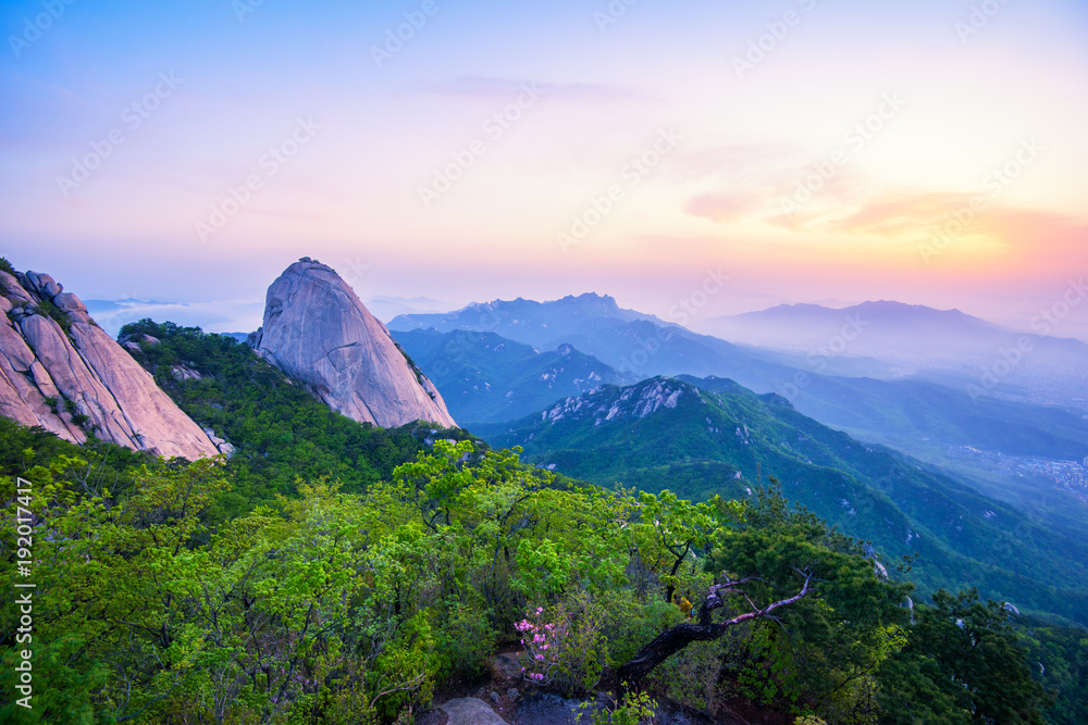 Φωτογραφία Sunrise of Bukhansan mountain in Seoul City,South Korea