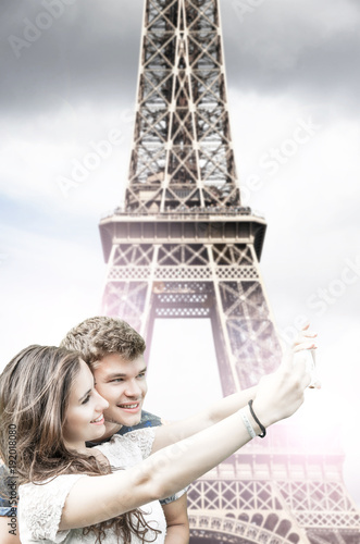 giovane coppia si fa un selfie a Parigi