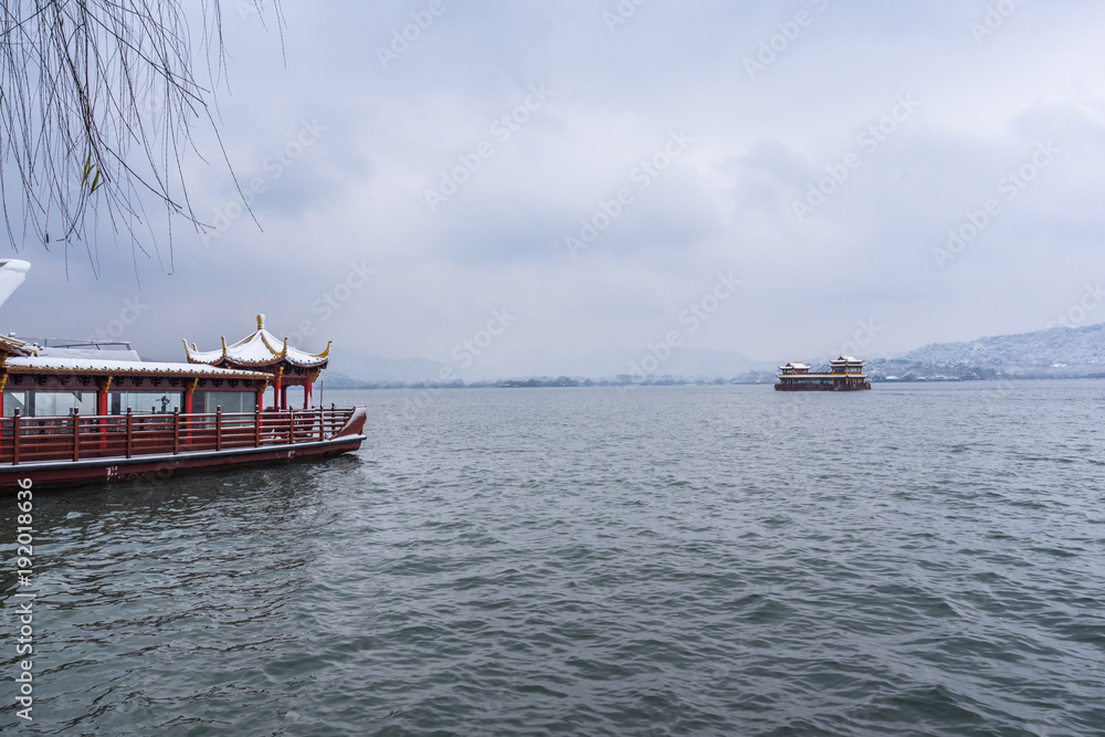 Obraz premium hangzhou west lake in winter cover with snow