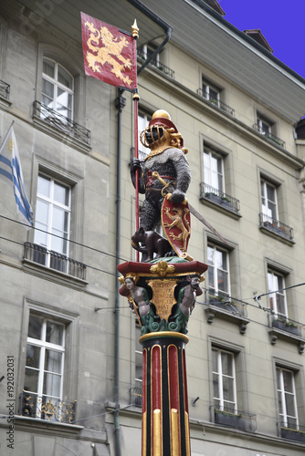 Statue dans le vieux Berne en Suisse © JFBRUNEAU
