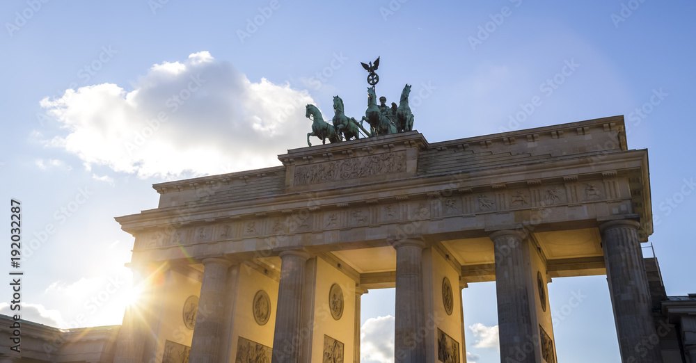 brandenburger tor gate berlin sunrays