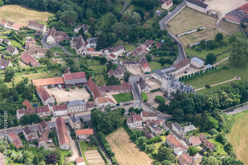 vue aérienne du château et du village de Neuilly-en-Vexin dans le Val d'Oise en France