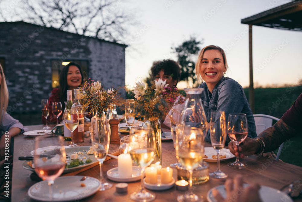 Millennials enjoying dinner in outdoor restaurant - obrazy, fototapety, plakaty 